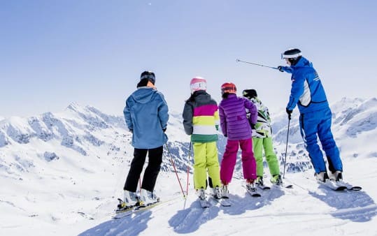Geschulte Skilehrer sind die stetigen Begleiter Ihrer Kinder.