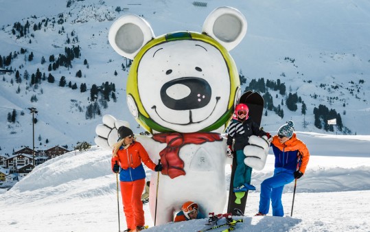 Skiing with the Bibo Bear mascot im Obertauern