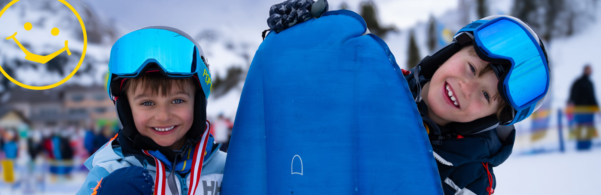 Lachende Mädchen im Snowland der Kinderskischule in Obertauern