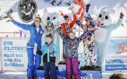 Das sind die Sieger bei der Siegerehrung nach dem großen Skirennen!