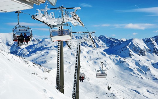 Pleasant cable car facilities for a comfortable ascent