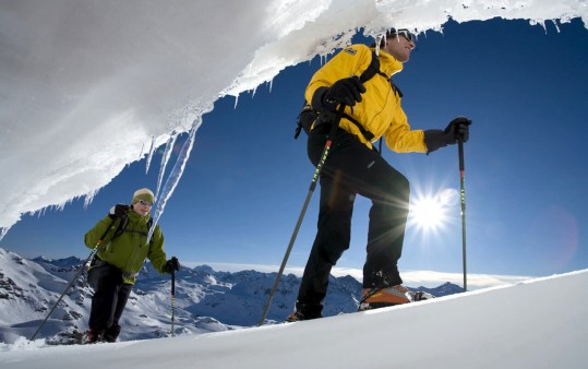 Skitouren durch eine verschneite Winterlandschaft