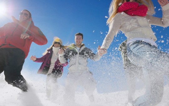 Spaß mit Kollegen und Freunden im Wintersportort Obertauern, Österreich